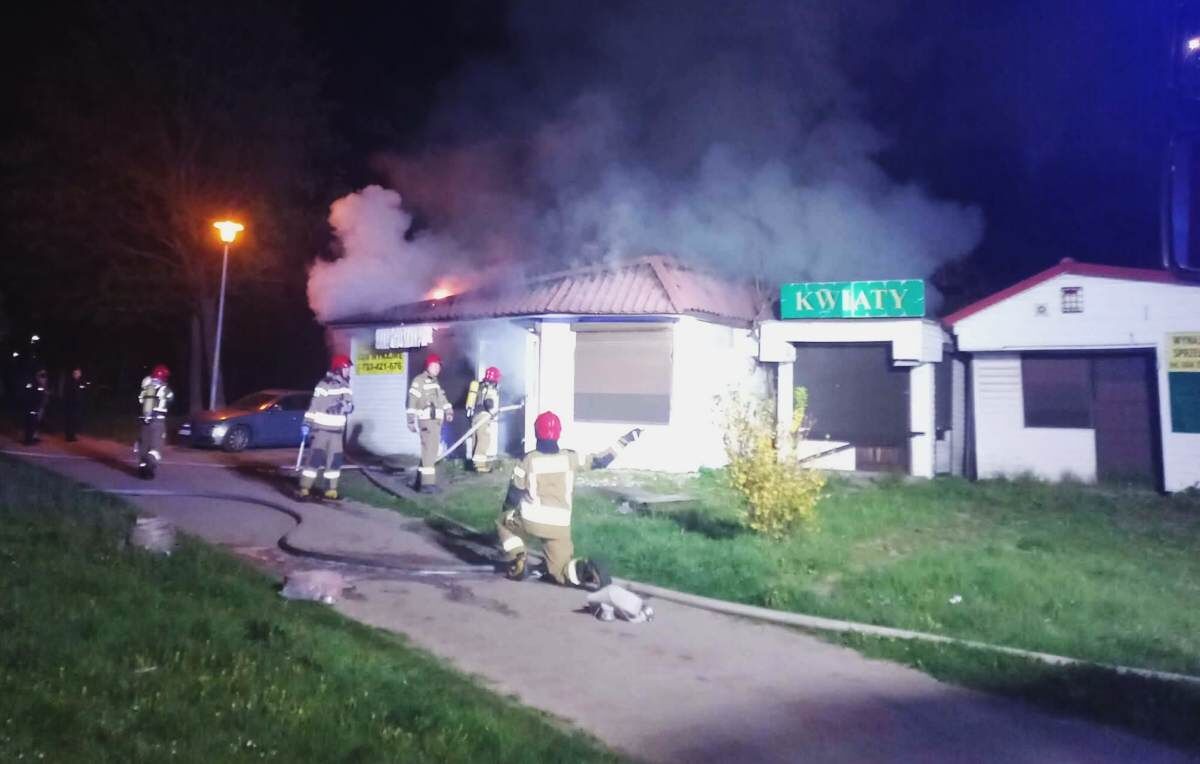 Nocna akcja strażaków przy ulicy Mickiewicza. Płonął opuszczony pawilon